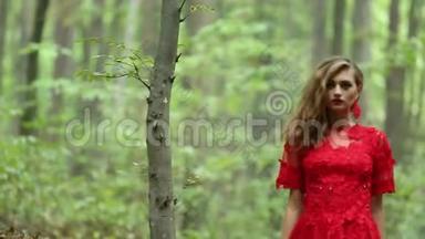 森林里浪漫的时尚女孩